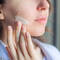 Jovem mulher fazendo tratamento para acne com receita caseira