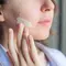 Jovem mulher fazendo tratamento para acne com receita caseira