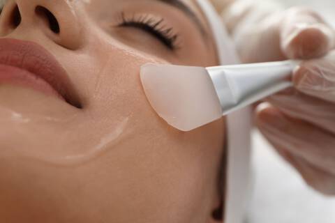Peeling: o que é benefícios para o rosto e como fazer?