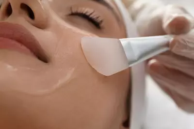 Mulher aprendendo sobre os diferentes tipos de peeling.