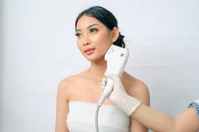 Mulher sorrindo durante seu procedimento de ultrassom Ultherapy