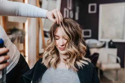 Mulher com luzes no cabelo no salao de beleza