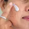 Mulher aplicando melhor pomada para melasma no rosto