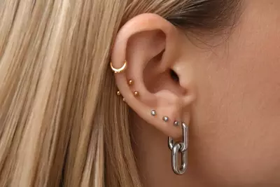 Mulher com piercing na orelha