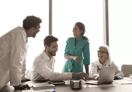 Imagem representando a equipe Dermaclub, com especialistas de diferentes areas