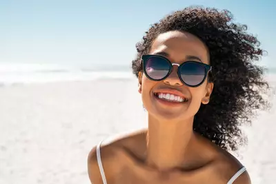 Mulher de pele negra para ilustrar a producao de melanina na pele
