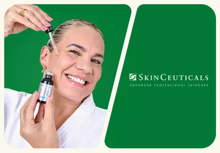 Mulher madura utilizando produto da SkinCeuticals