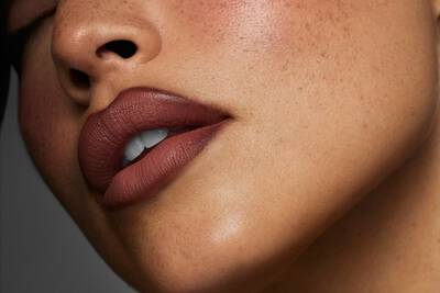 Mulher com labios usando lip combo