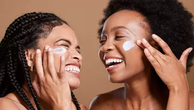 Mulher conhecendo os beneficios da glicerina para a pele.