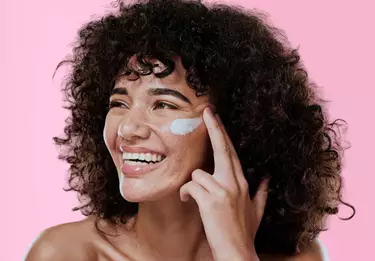 Mulher usando protetor solar da Vichy