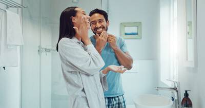 Casal fazendo rotina de skincare matinal