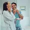 Casal fazendo rotina de skincare matinal