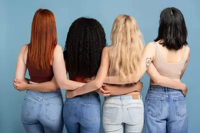 Mulheres com diferentes tipos de cabelos