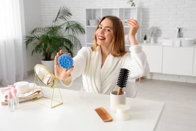 Mulher cuidando do couro cabeludo