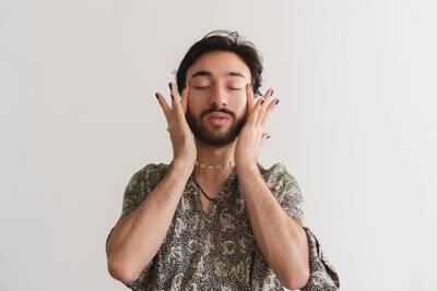 Homem jovem passando retinol puro para o rosto