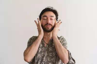 Homem jovem passando retinol puro para o rosto