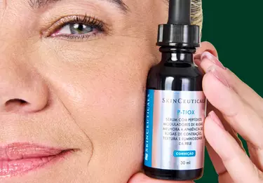 Mulher jovem segurando Cicaplast Baume B5+