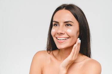 Mulher aplicando gel de limpeza facial