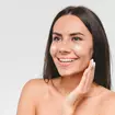 mulher fazendo limpeza de pele