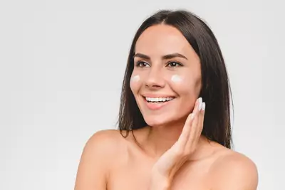 Mulher utilizando hidratante facial para pele oleosa