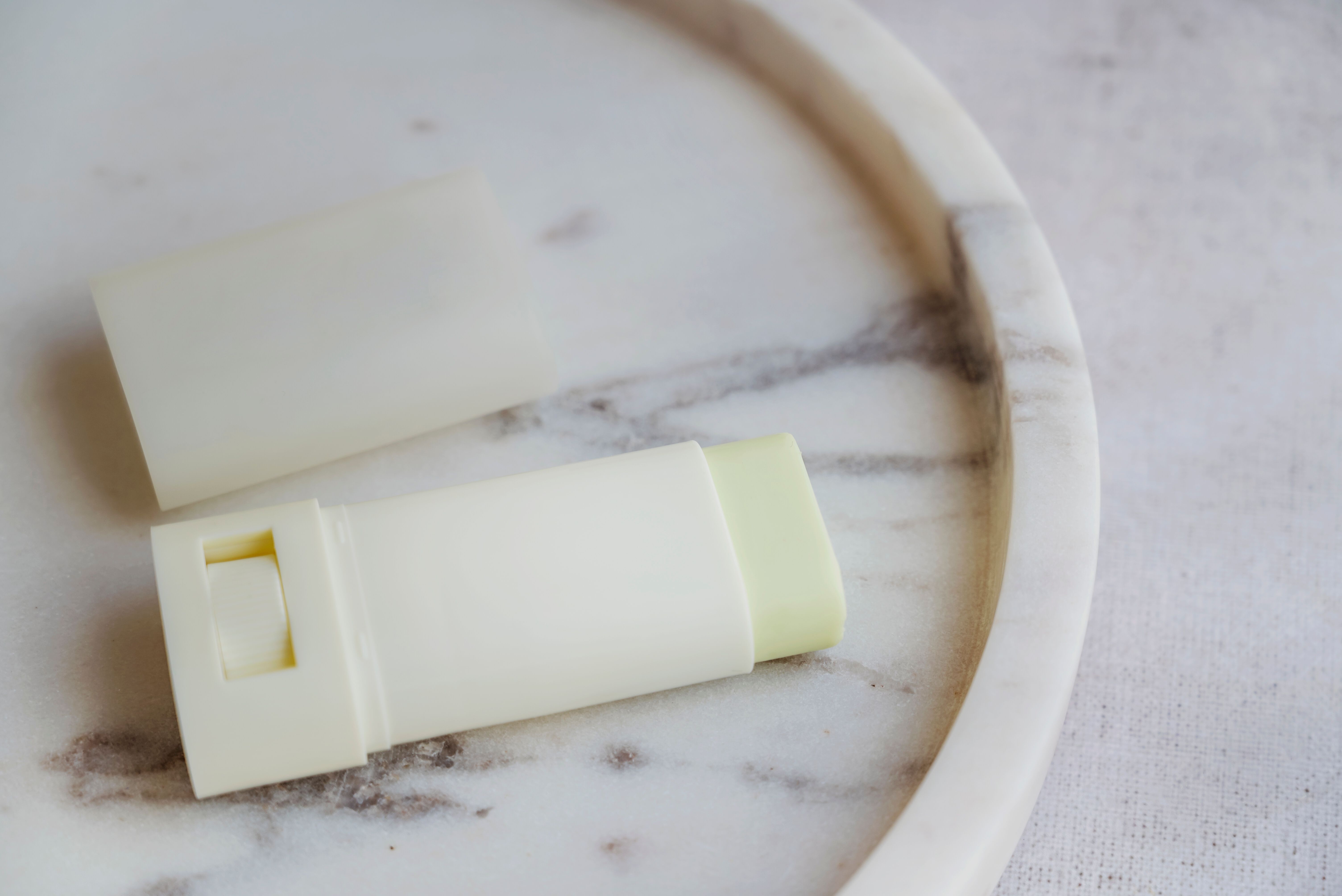 Protetor solar em bastao com embalagem clara