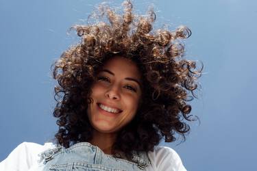 Mulher com cabelo crespo