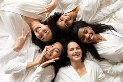 Cinco mulheres que usam creme de hidratar cabelo