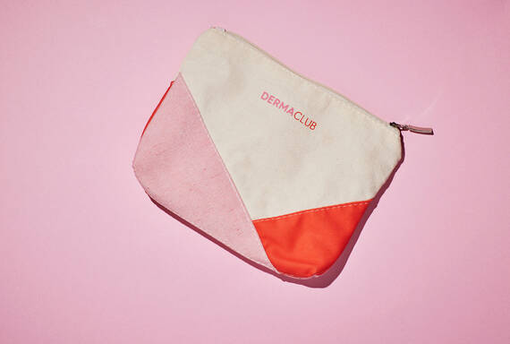 Necessaire com produtos de skincare para resgate no Dermaclub