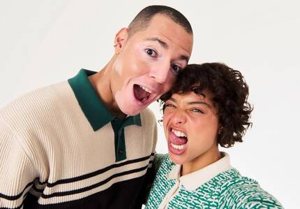 Mulher cuidando da pele do rosto