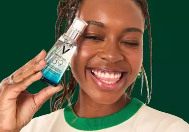 Homem com Effaclar e manchas na pele