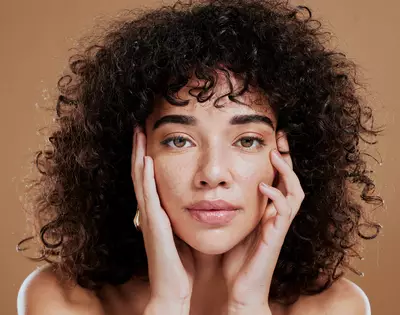 Pessoa negra de pele clara fazendo uso de acido mandelico
