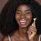 Mulher passando protetor solar facial sem white cast