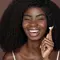 Mulher passando protetor solar facial sem white cast