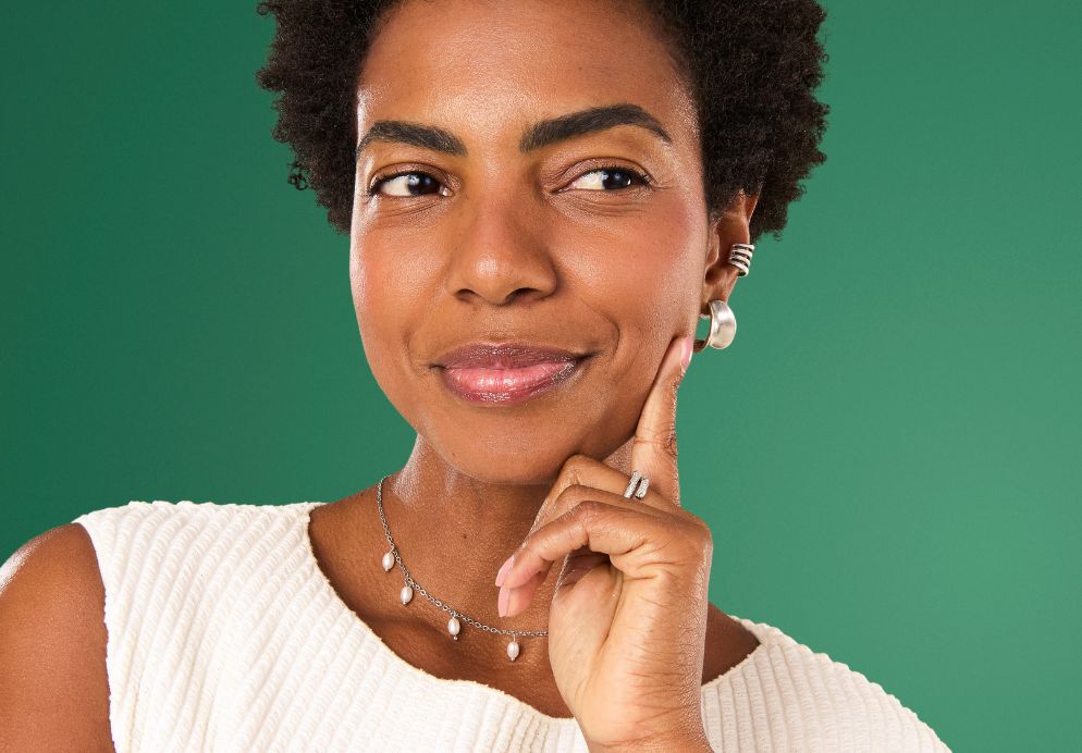 Mulher pensando sobre procedimento de harmonizacao facial