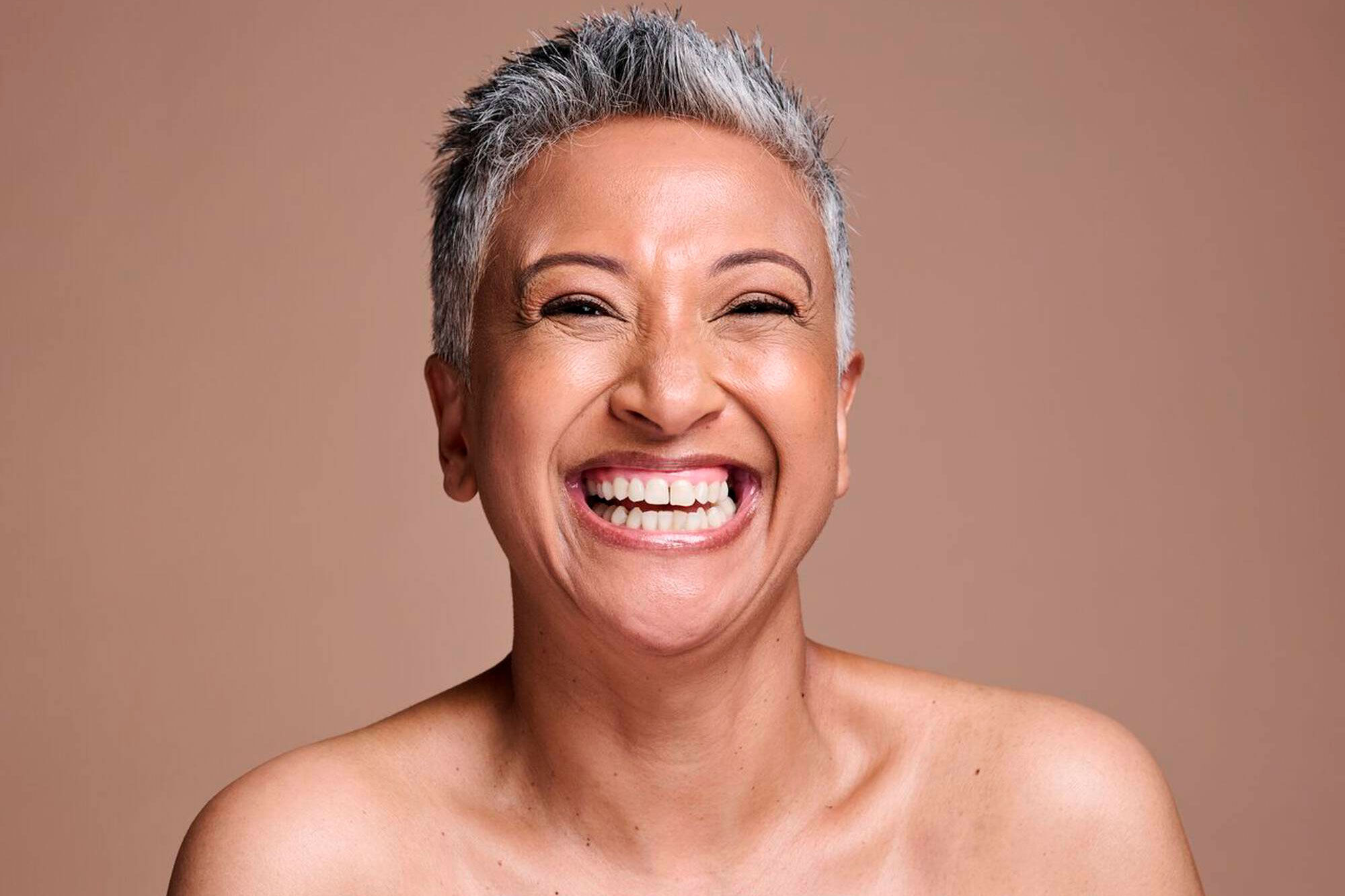 mulher fazendo limpeza de pele