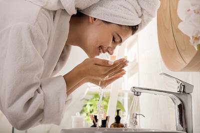 Mulher usando os produtos de skincare de CeraVe