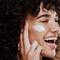 Mulher usando protetor solar para melasma