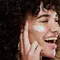 Mulher usando protetor solar para melasma