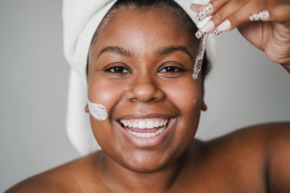 Rotina de skincare para pele negra: saiba como fazer e benef&iacute;cios