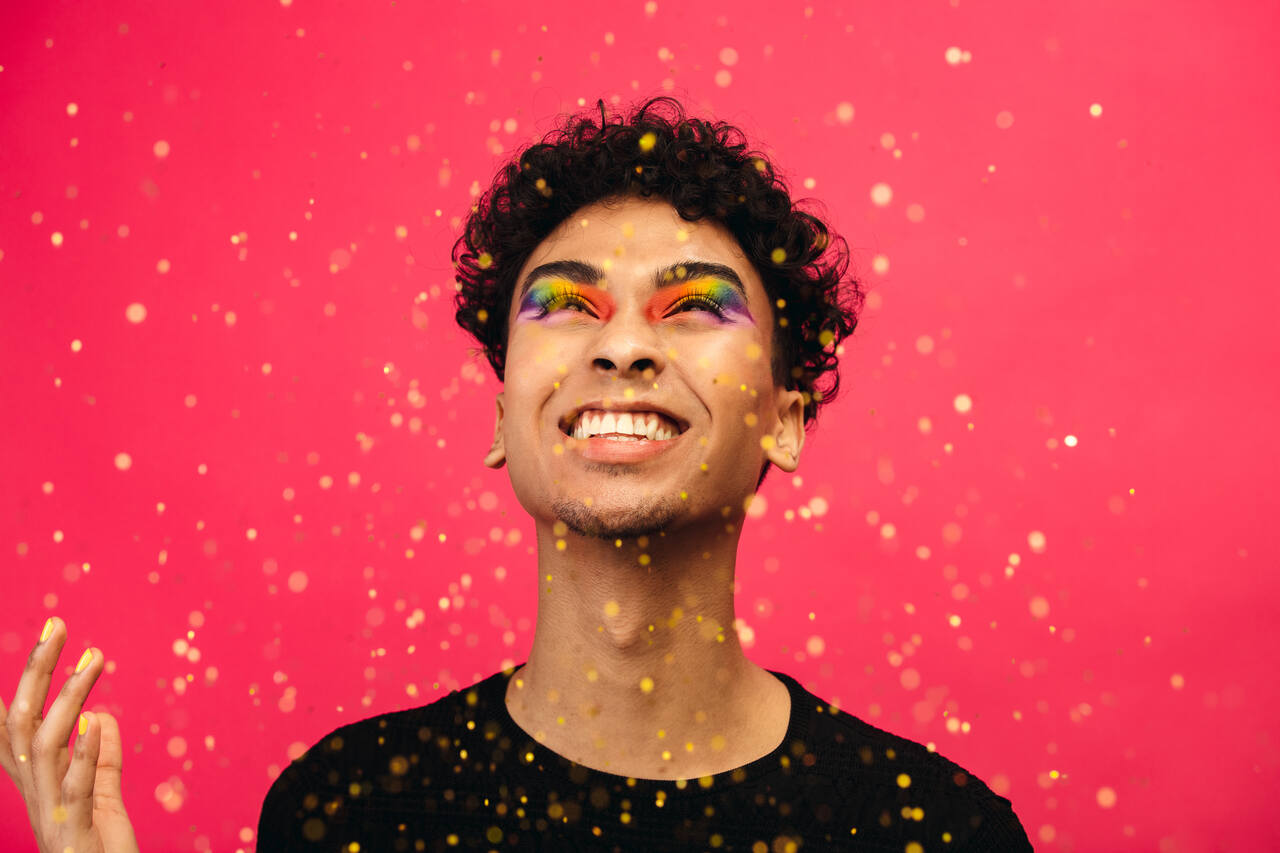 Homem com maquiagem de carnaval colorida