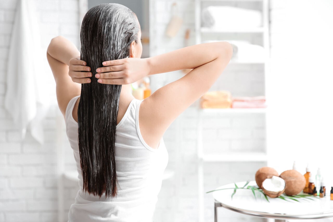 Mulher cuidando do cabelo liso