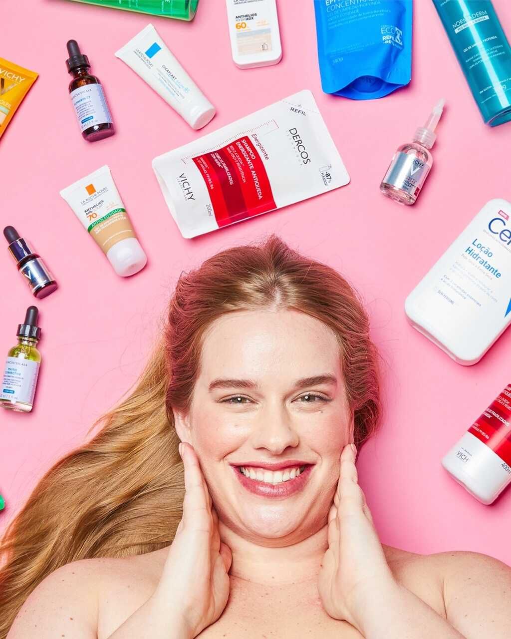 Mulher com seus produtos do Dermaclub