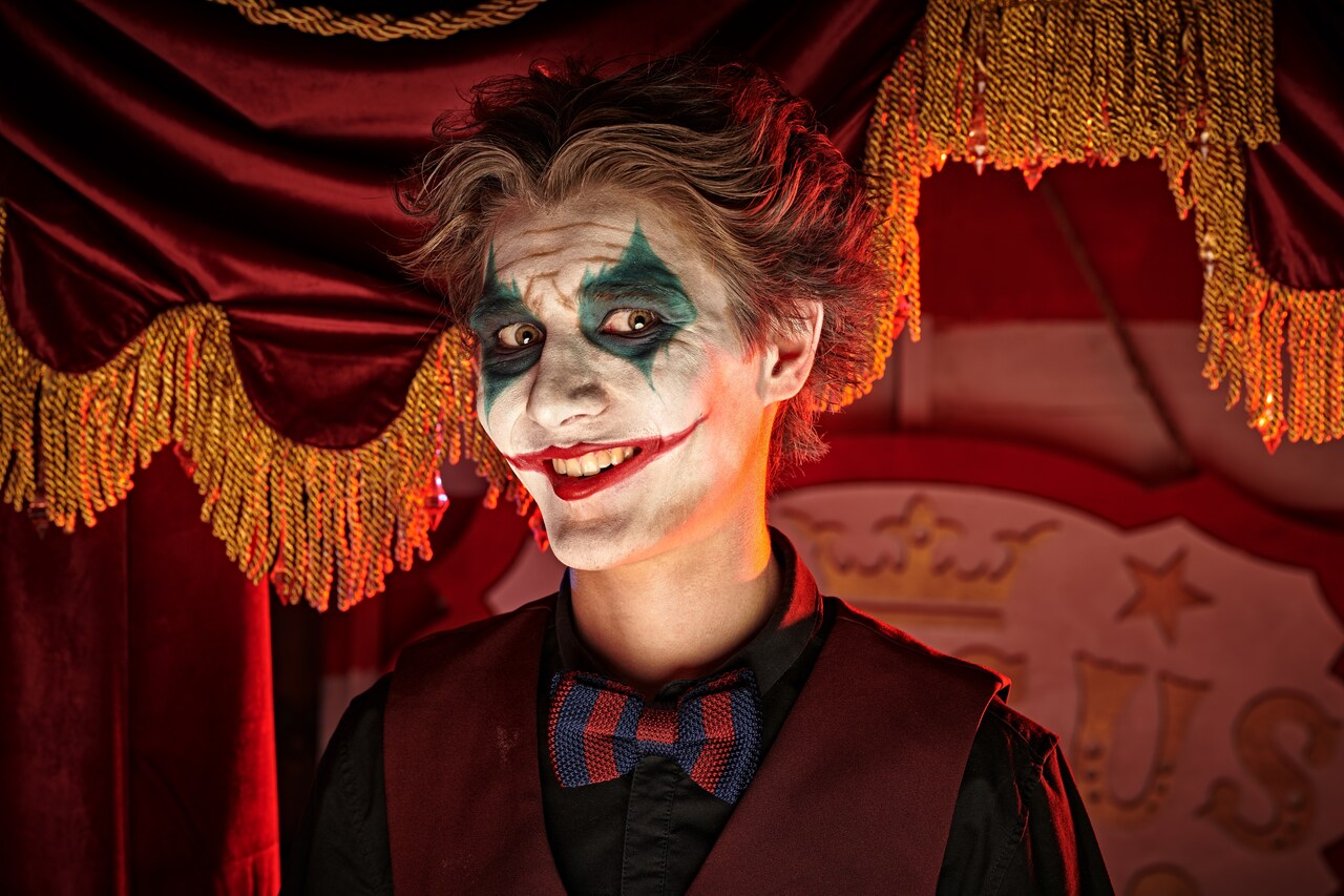 Homem com maquiagem de halloween de Coringa