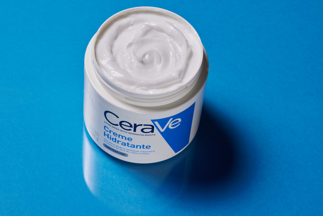Creme Hidratante Cerave com a embalagem aberta e conteúdo a mostra