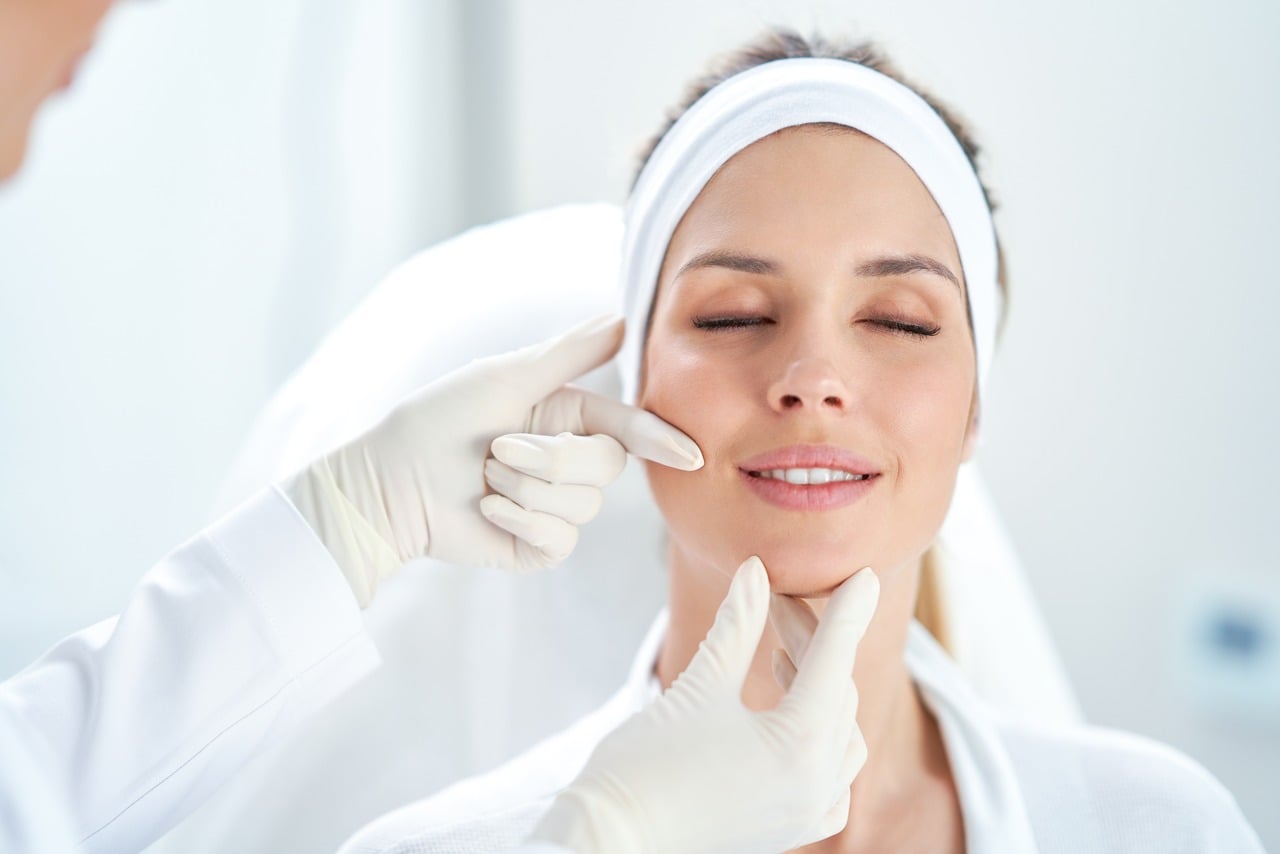 Dermatologista analisando pele para realizar lifting facial