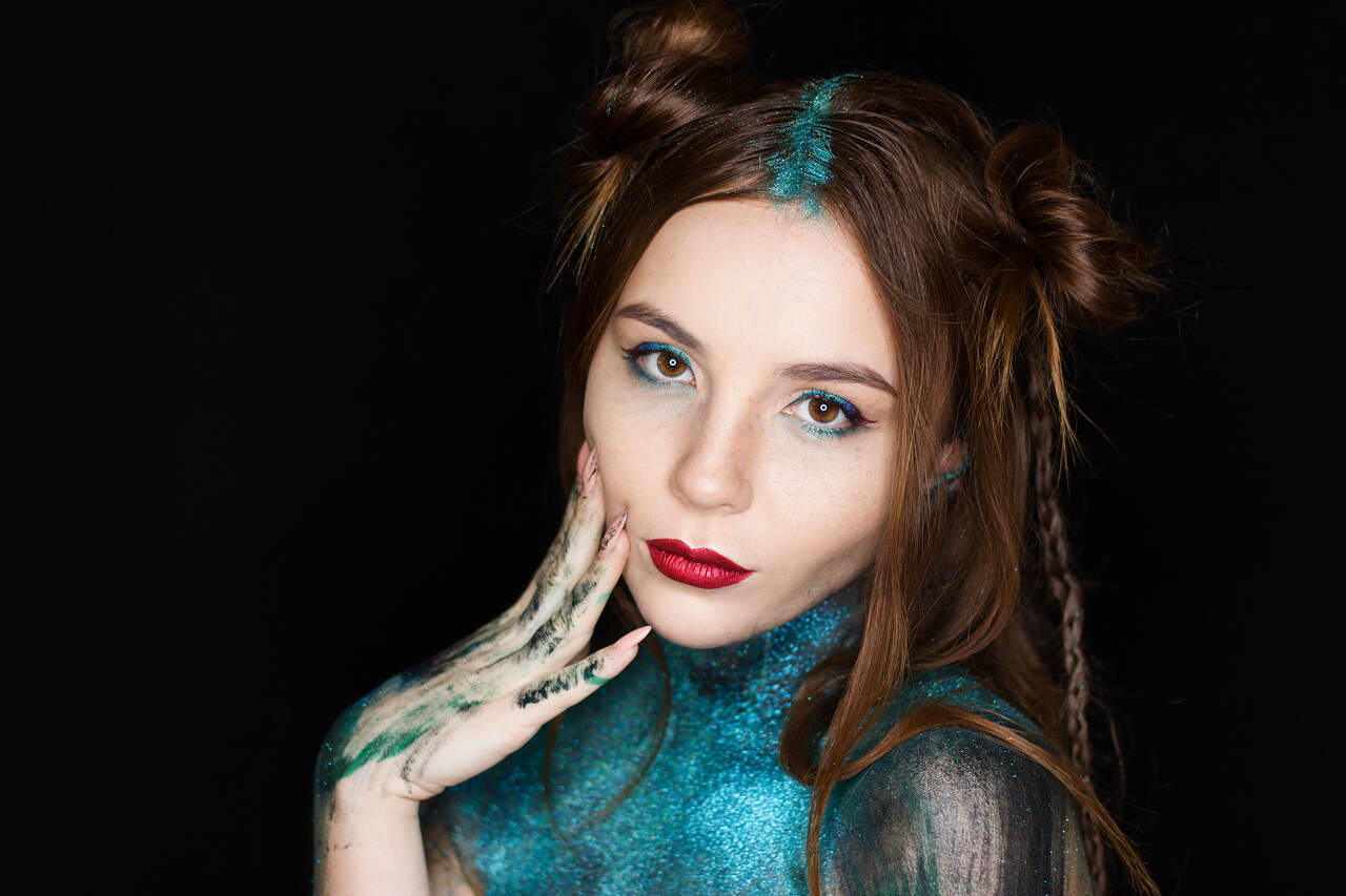 Mulher com glitter no cabelo e no colo