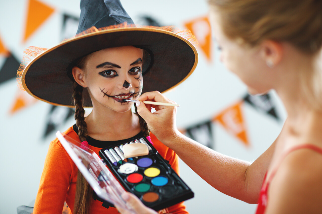 Criança com maquiagem de halloween de abóbora