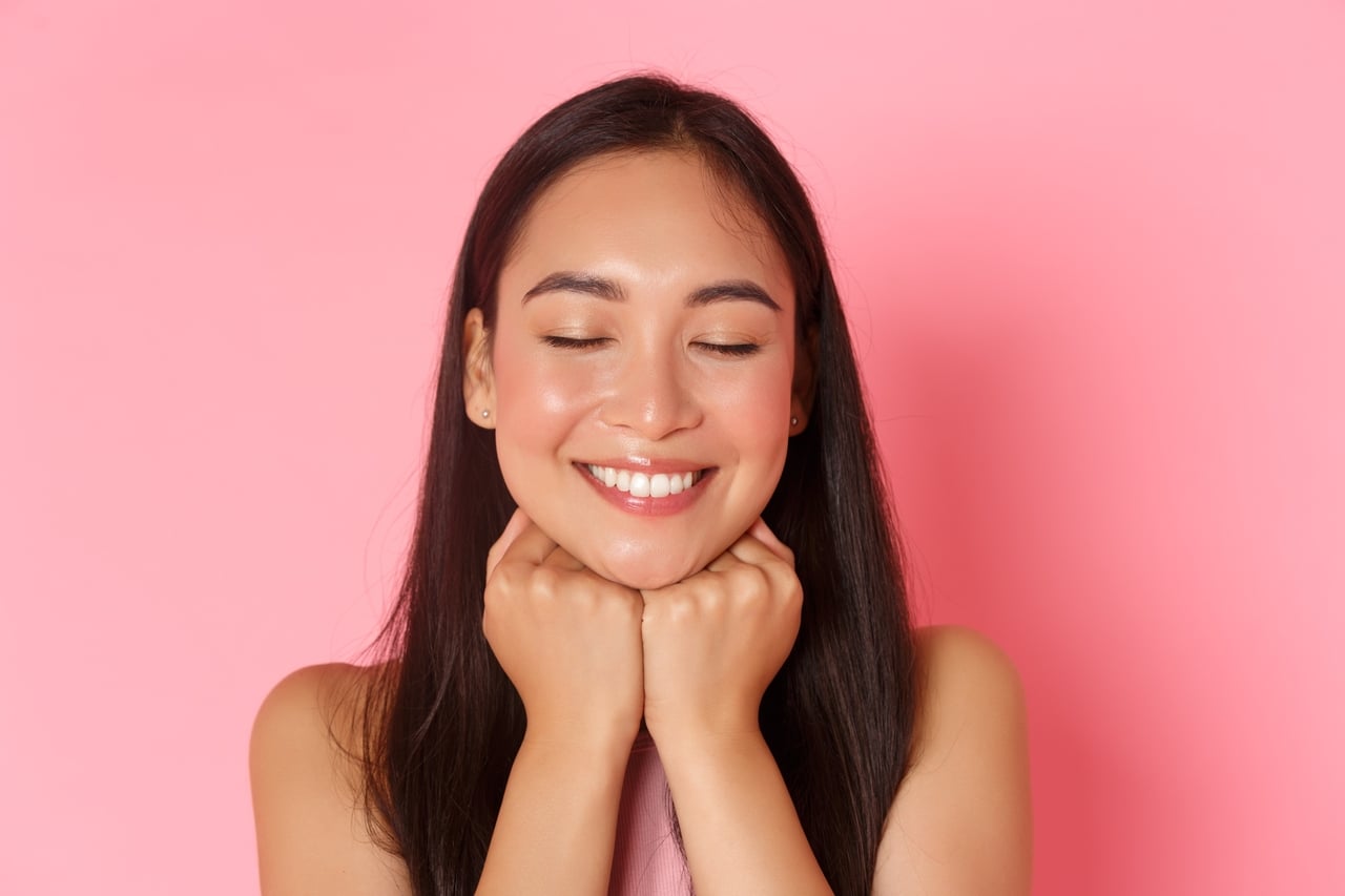 Mulher com pele sensível se sentindo irresistível após sua rotina de skincare