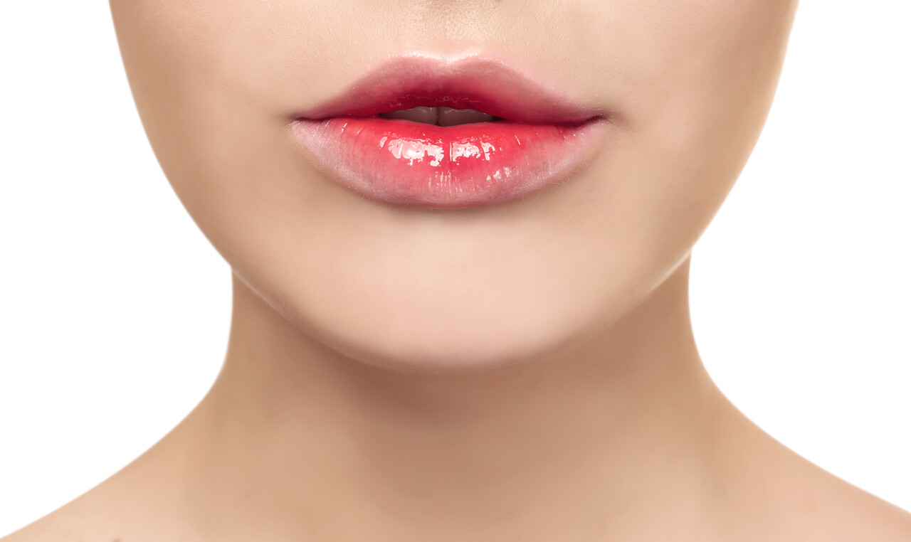 Mulher com lip tint em lábios rosados