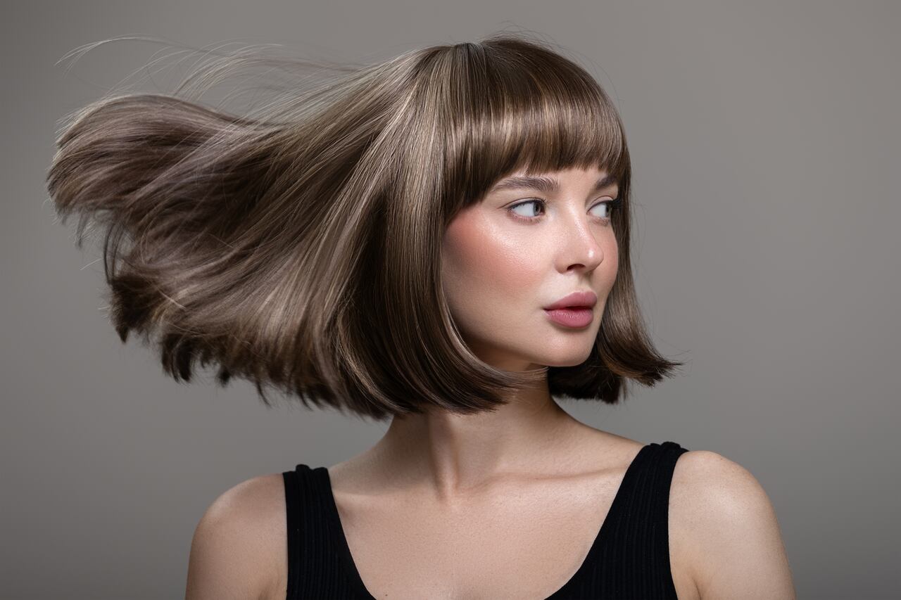 Mulher com cabelo saudável depois de ozonioterapia capilar